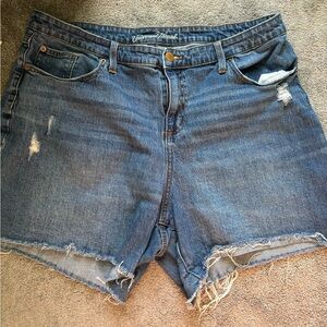 Universal thread high waisted medium wash shorts. Size 18.